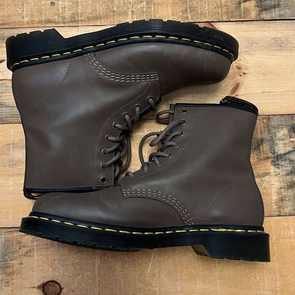 Dr. Martens Unisex 1460 Artimus Leather Lace Up Boot Dark Khaki EUC